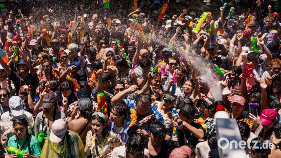 Traditionell reisen Touristen aus aller Welt zu der riesigen Wasser-Sause an. Bild: Arnun Chonmahatrakool/AP/dpa
