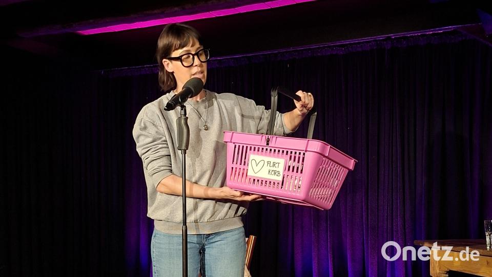 Kontaktbörse auf dem Land: Mit ihrem pinken Flirtkorb holte sich Eva Karl Faltermeier im Edeka-Laden den "Leberkäs Berti" nach Hause. Bild: prh