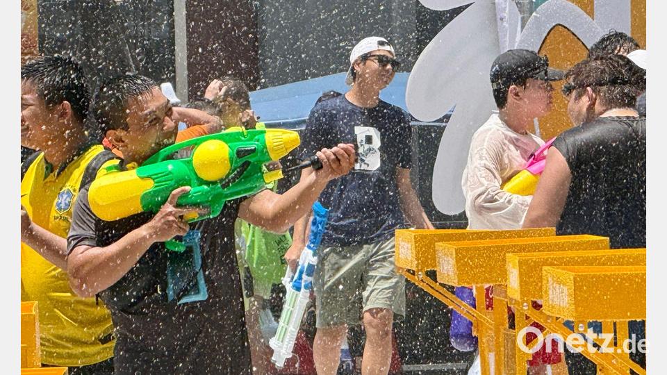 Bei der großen Hitze bieten die Wasserschlachten eine willkommene Abkühlung. Bild: Carola Frentzen/dpa