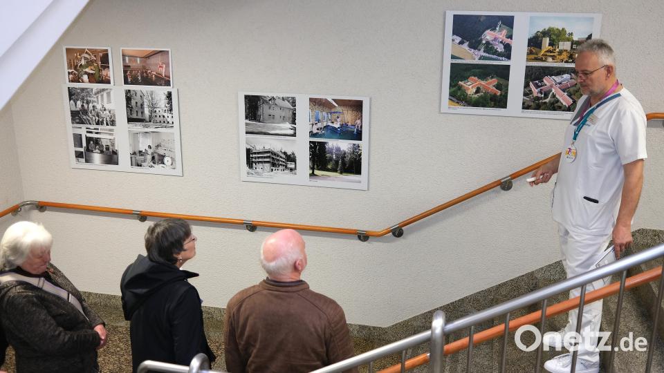 Anästhesie-Pflegeleiter und „Haushistoriker“ Thomas Kastner (rechts) erinnerte bei einem Rundgang an die Geschichte der Klinik. Bild: Hirsch