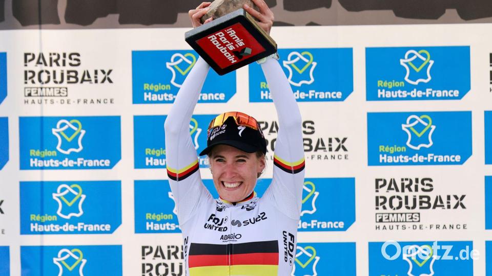 Franziska Koch feiert ihren Sieg. Bild: Jean-Francois Badias/AP/dpa