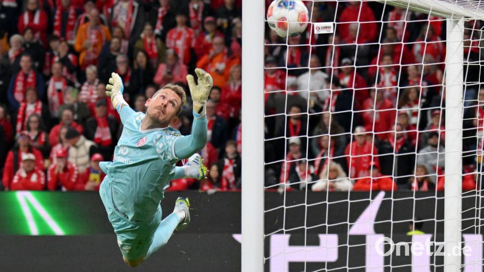 Lucas Höler vom SC Freiburg (nicht im Bild) trifft gegen Torwart Daniel Batz vom 1. FSV Mainz 05 zum 0:1. Bild: Torsten Silz/dpa