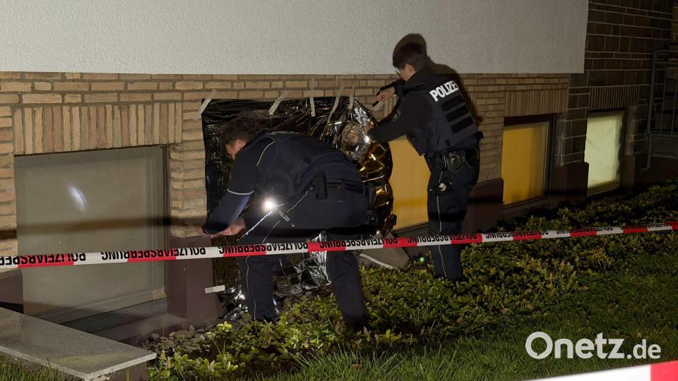 Einsatzkräfte sichern Spuren am Tatort. Bild: Christian Müller/dpa