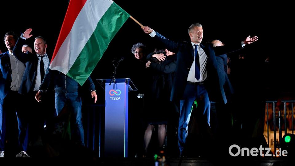 Peter Magyar, Vorsitzender der Oppositionspartei Tisza, schwenkt die ungarische Flagge nach der Bekanntgabe der Teilergebnisse der Parlamentswahl in Ungarn. Bild: Denes Erdos/AP/dpa