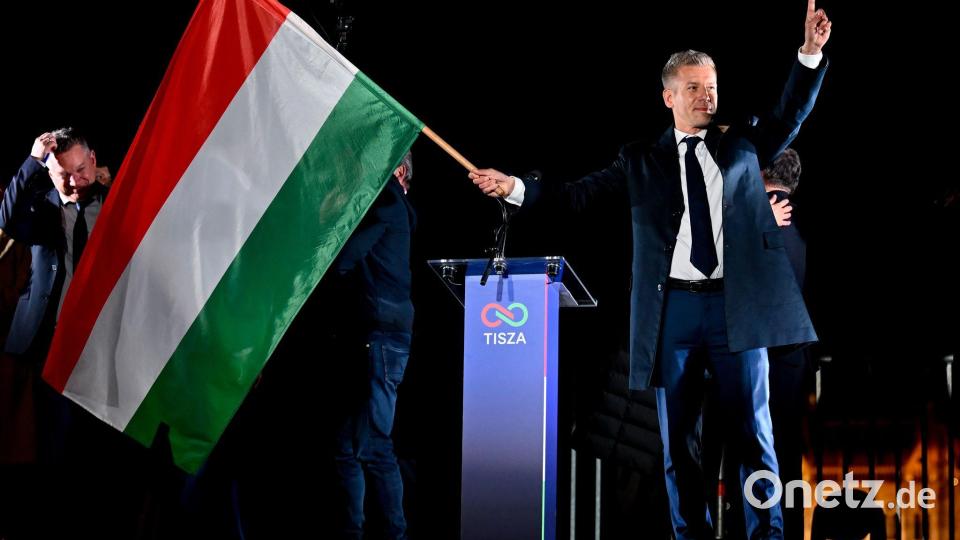 Peter Magyar weiß seinen spektakulären Wahlsieg zu zelebrieren. Bild: Denes Erdos/AP/dpa