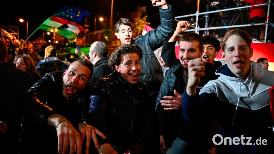 Auf den Straßen von Budapest kannte die Freude über die Abwahl Orbans keine Grenzen. Bild: Denes Erdos/AP/dpa