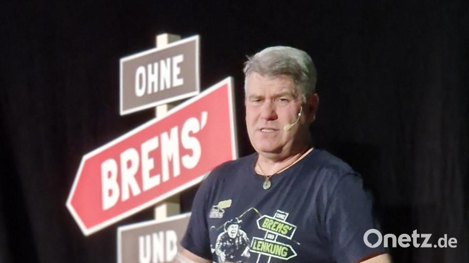Pferdeflüsterer und Kabarettist Bernd Hackl verdeutlicht spaßhaft Reitprobleme "Ohne Brems` und Lenkung". Bild: mab