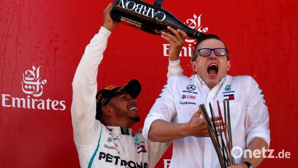 Früher bei Mercedes unzertrennlich: Peter Bonnington (r) und Lewis Hamilton. (Archivbild) Bild: Manu Fernandez/AP/dpa