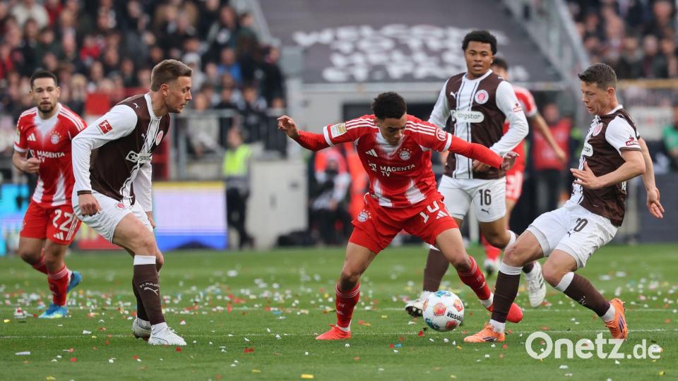 Jamal Musiala gegen St. Pauli in einer typischen Aktion: Er schlängelt sich mit dem Ball durch die gegnerische Abwehr. Bild: Christian Charisius/dpa