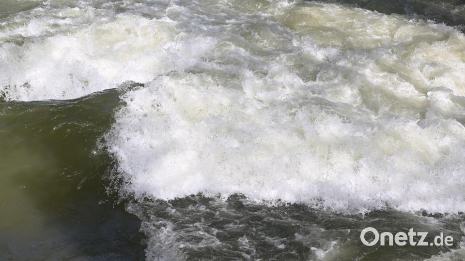 Gefährliches Weißwasser sprudelt am Eisbach - ohne Welle. (Archivfoto) Bild: Felix Hörhager/dpa