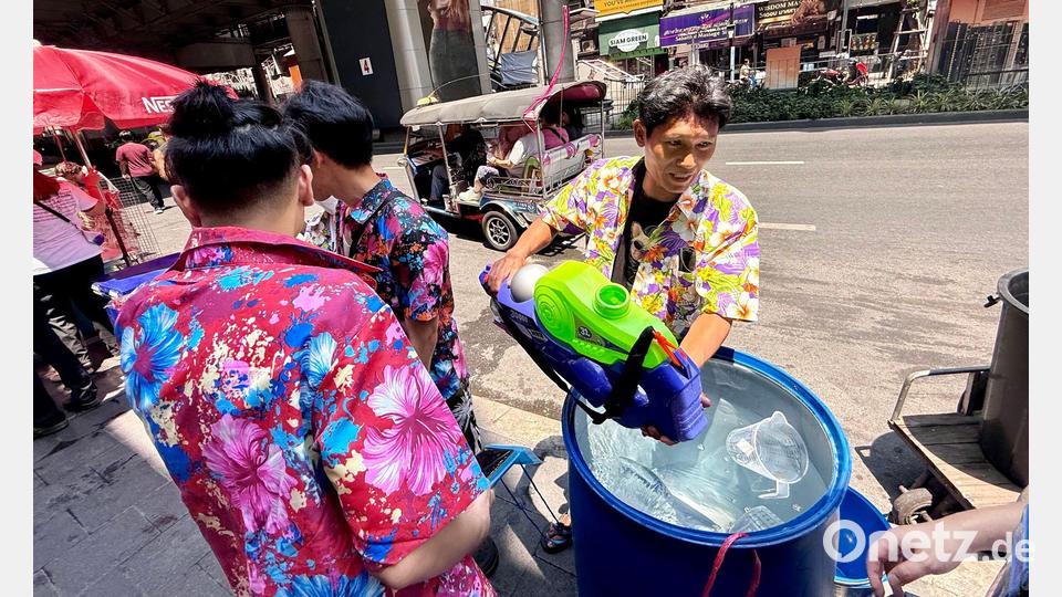 Auf den Partymeilen standen überall Wassercontainer bereit, um die bunten Plastikgewehre neu zu laden. Bild: Carola Frentzen/dpa