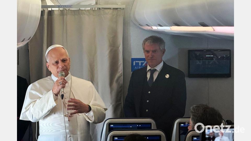 Papst Leo XIV. äußerte sich auf dem Flug nach Algerien vor Journalisten. Bild: Christoph Sator/dpa