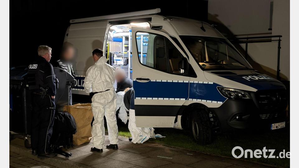 Polizei und Spurensicherung untersuchten die Wohnung, in der die Leiche in der Kühltruhe gefunden wurde. Bild: Christian Müller/dpa
