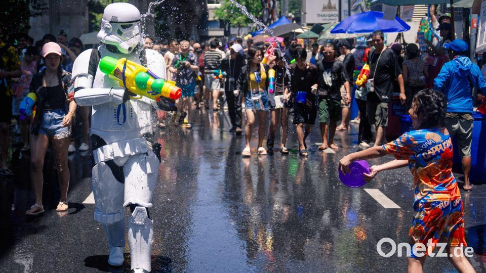 Die wilden Wasserschlachten dauern mehrere Tage. Bild: Arnun Chonmahatrakool/AP/dpa
