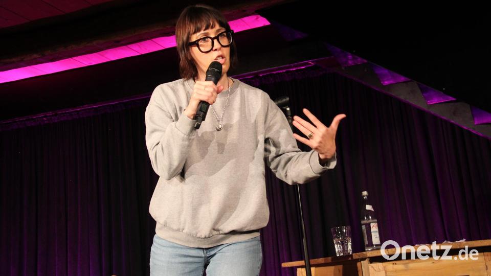 Die Oberpfälzer Kabarettistin Eva Karl Faltermeier befasste sich in ihrem Programm "Ding Dong" mit den Zumutungen des Alltagslebens in der Provinz und gab Frauen Hoffnung für die zweite Lebenshälfte. Bild: prh