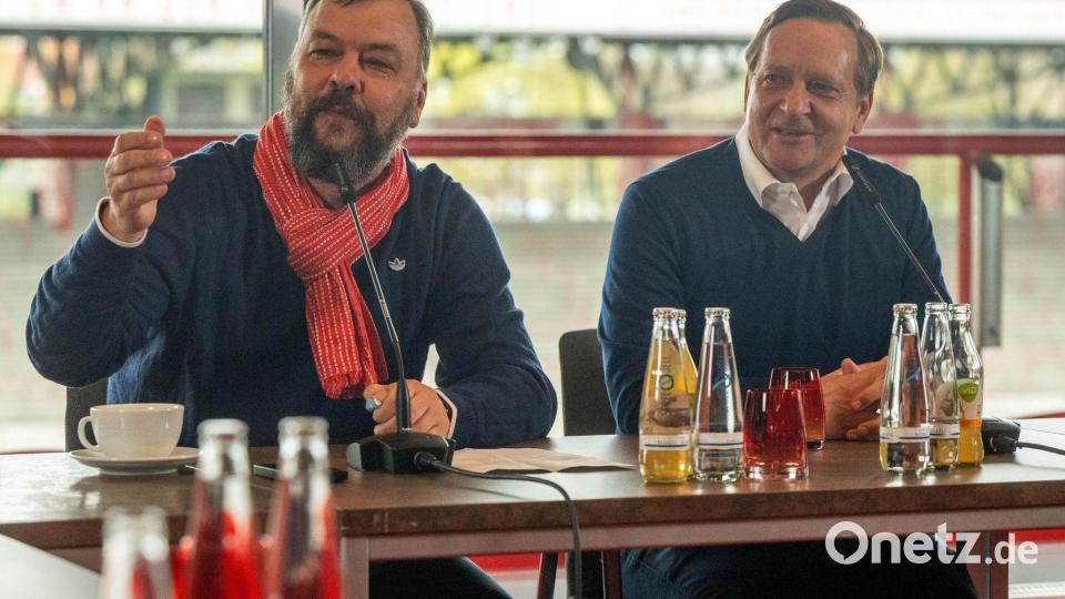 Union Berlins Medienchef Chrstian Arbeit (l.) und Geschäftsführer Sport Horst Heldt (r.) sprechen bei einer Pressekonferenz Bild: Matthias Koch/dpa