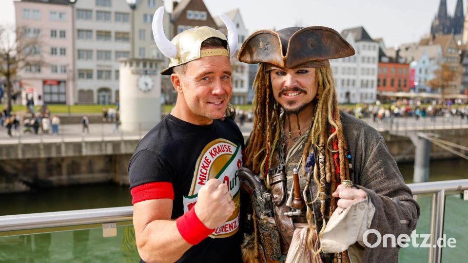 Der „Johnny Däpp“-Sänger mit dem falschen Johnny Depp beim Jubiläumskonzert in Köln. Bild: Thomas Banneyer/dpa