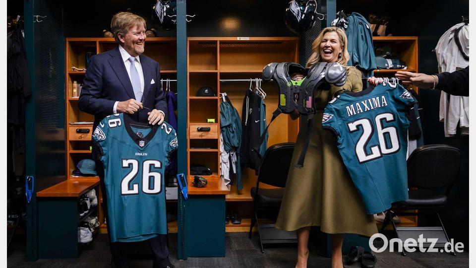 König Willem-Alexander der Niederlande und Königin Máxima besuchten das Trainingsgelände des American-Football-Clubs Philadelphia Eagles. Bild: Remko De Waal/ANP/dpa