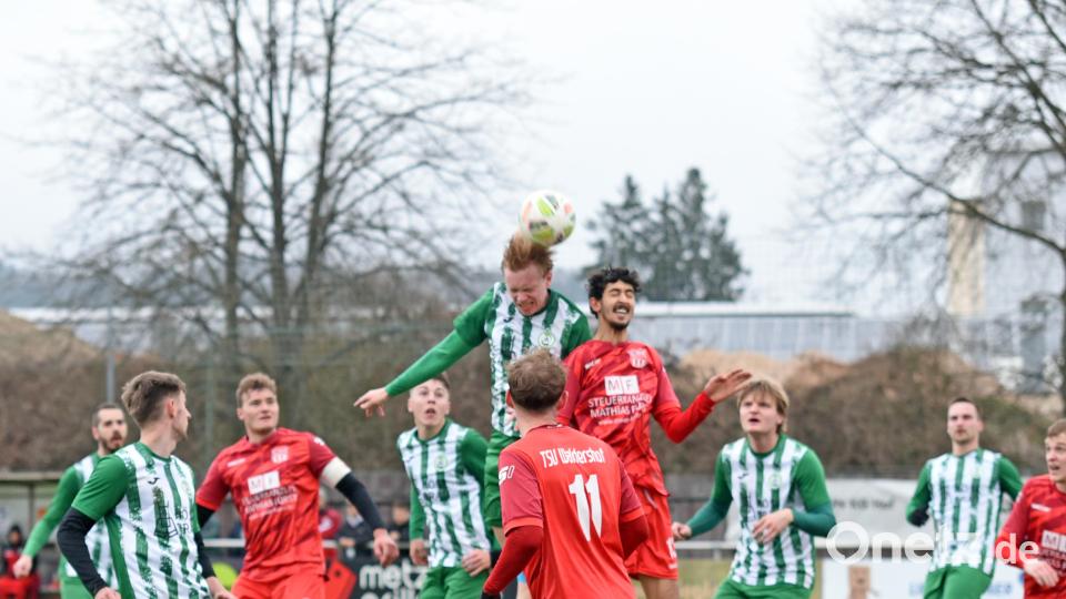 Der SV Mitterteich besiegte am Dienstag den TSV Waldershof mit 2:0. Das Bild zeigt eine Szene im Waldershofer Strafraum. Bild: Gebert