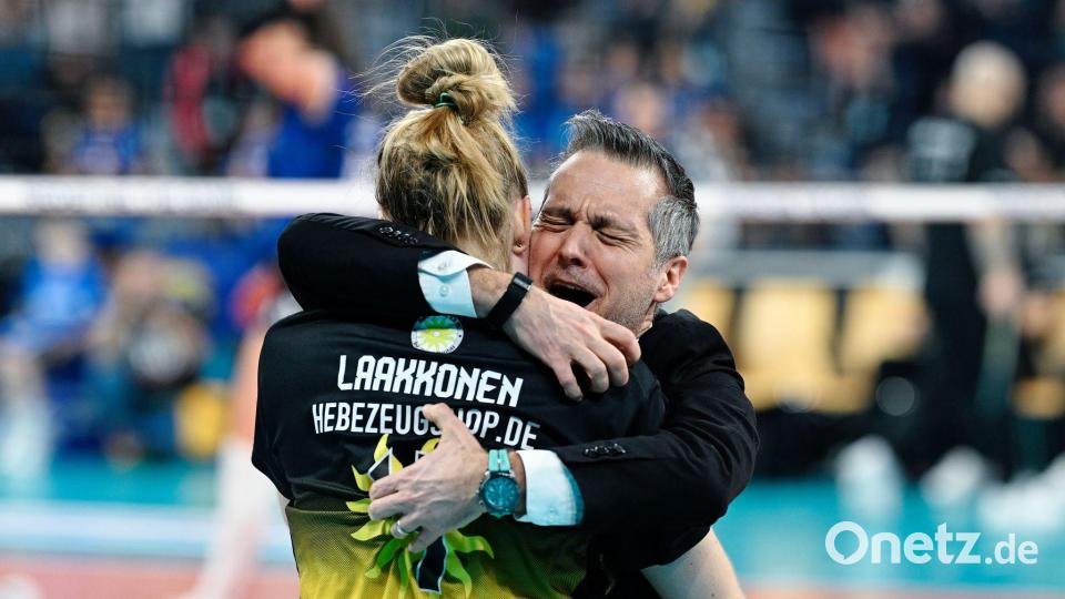 Wollen wieder jubeln: Roosa Laakkonen (l) und Trainer Laszlo Hollosy. (Archivbild) Bild: Uwe Anspach/dpa