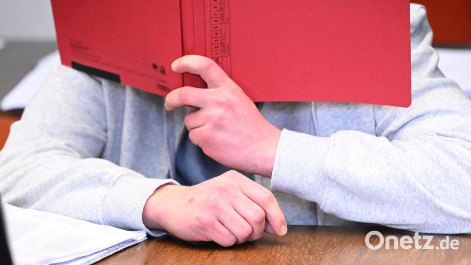 Der 24 Jahre alte Angeklagte soll seine Großmutter ermordet haben. Archivbild: Felix Hörhager/dpa