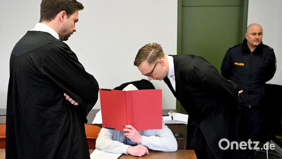 Der Angeklagte mit seinen Anwälten. Archivbild: Felix Hörhager/dpa