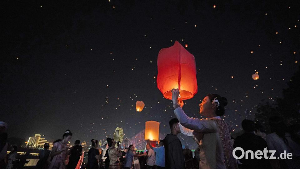 Menschen lassen Laternen steigen am Fluss Lancang in Yunnan Bild: Jiang Wenyao/XinHua/dpa