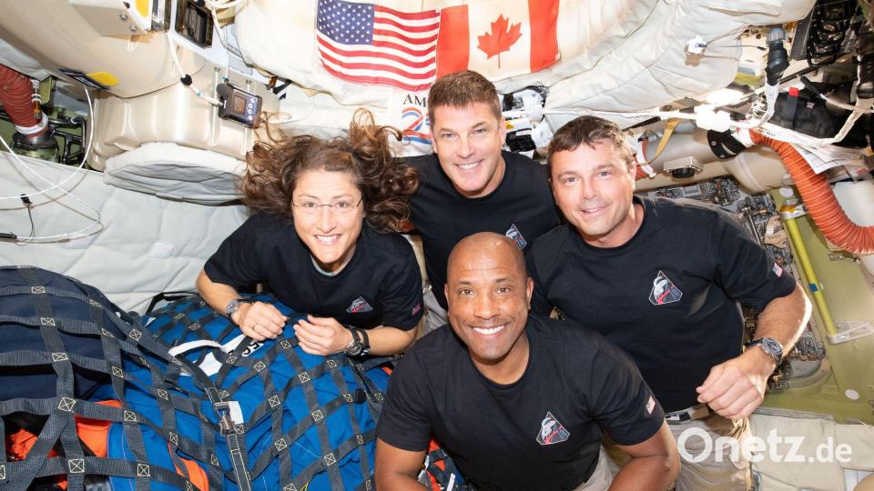 Die „Artemis II“-Crew: Christina Koch (links), Jeremy Hansen (oben), Reid Wiseman (rechts) und Victor Glover in der „Orion“-Kapsel. (Archivbild von der Nasa zur Verfügung gestellt) Bild: Uncredited/NASA/AP/dpa