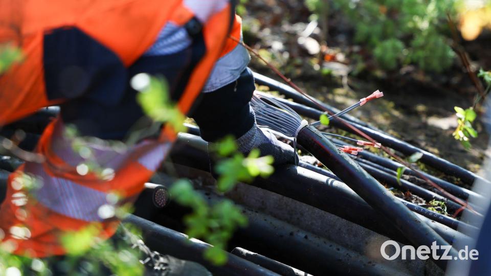 Reparaturarbeiten an durchtrenntem Kabel bei der Bahn Bild: Christoph Reichwein/dpa