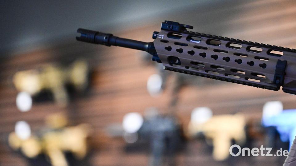 Ein Gewehr von Heckler &amp; Koch in einem Ausstellungsraum der Firma in Oberndorf. Bild: Bernd Weißbrod/dpa
