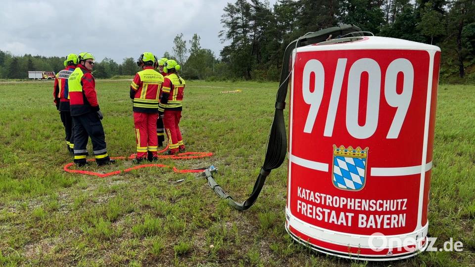 Der "Semat", der Löschwasserbehälter, ist eines der wichtigsten Einsatzmittel der Flughelfer: Eine Art riesiger "Eimer", der unten an einen Hubschrauber gehängt wird und dann im Flug in einem Weiher mit Wasser befüllt werden kann, um damit zum Beispiel Waldbrände zu bekämpfen. Archivbild: Heike Unger