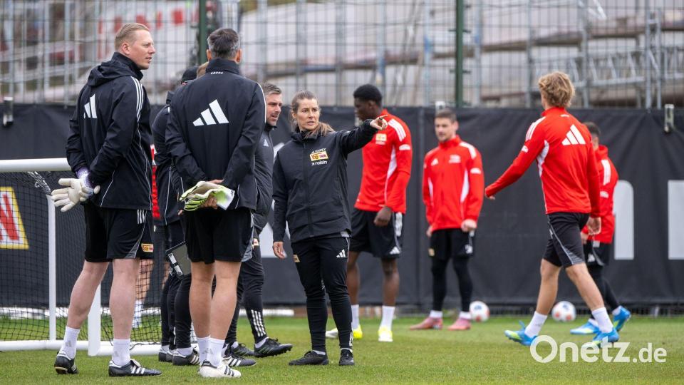 Marie-Louise Eta bereitet die Profis des 1. FC Union auf das Spiel gegen Wolfsburg vor. Bild: Matthias Koch/dpa
