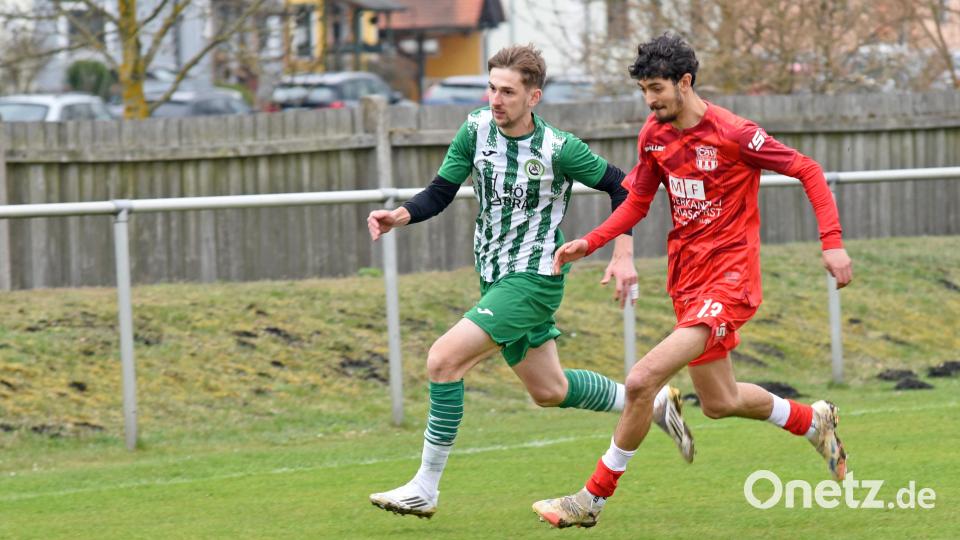 Der SV Mitterteich besiegte am Dienstag den TSV Waldershof mit 2:0. Das Bild zeigt den Mitterteicher Sandor Balogh (links) im Laufduell mit Michael Gehlert. Bild: Gebert