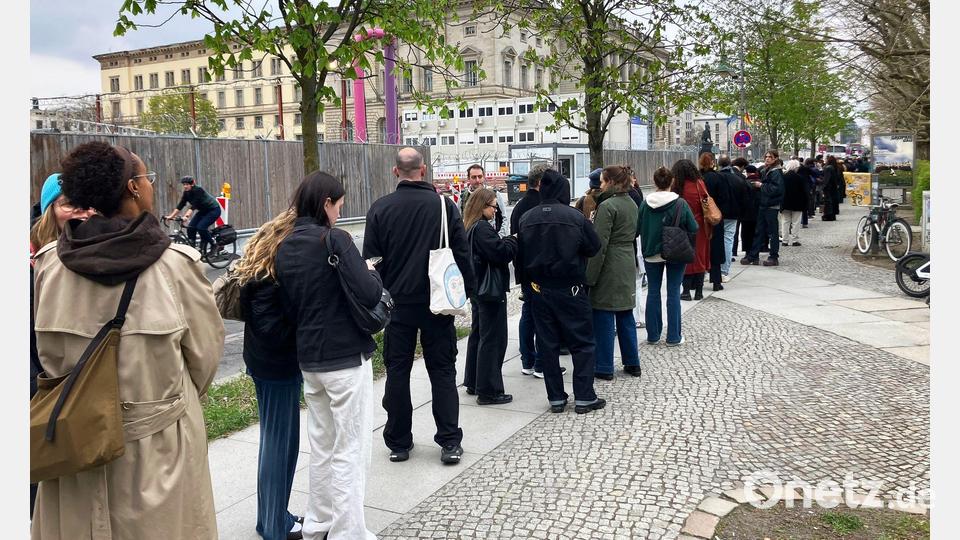 Besucher stehen Schlange vor der Ausstellung. Bild: Andreas Heimann/dpa