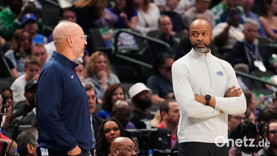 Magic-Trainer Mosley (r) steht zunehmend in der Kritik. (Archivbild) Bild: Tony Gutierrez/AP/dpa