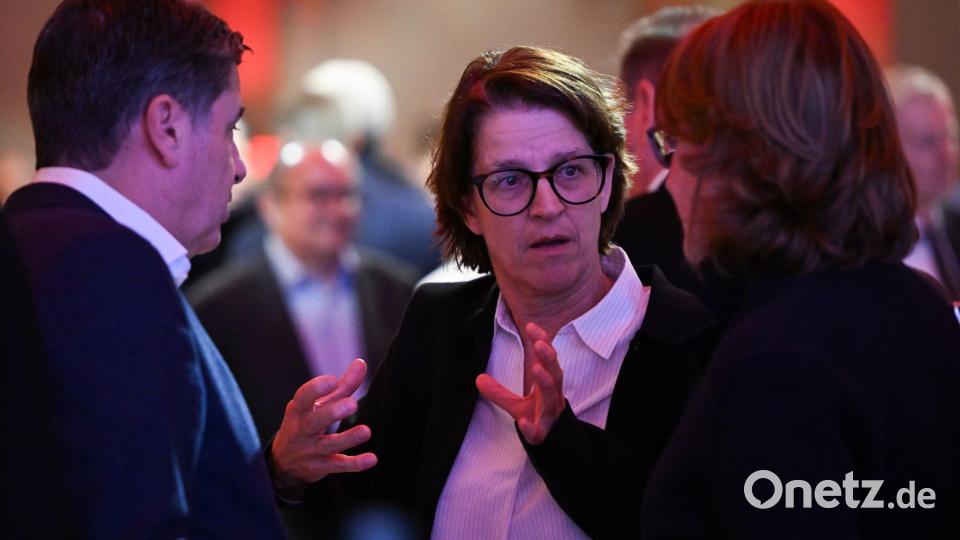 Tatjana Haenni (M) freut sich über die Beförderung von Marie-Louise Eta zur Trainerin von Union Berlin. (Archivbild) Bild: Florian Wiegand/dpa