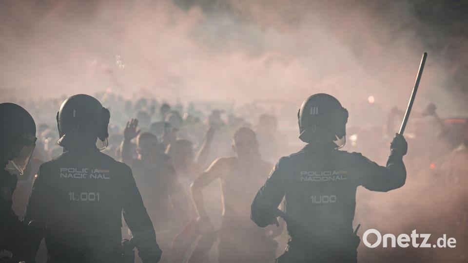 Vor dem Spiel zwischen Atletico und Barcelona wurde Pyrotechnik gezündet. Bild: Diego Radamés/EUROPA PRESS/dpa