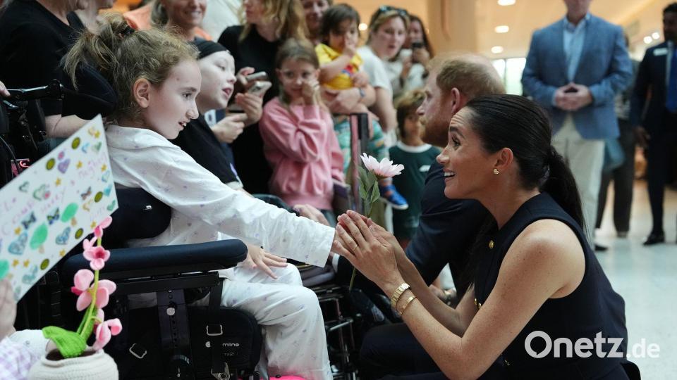 Meghan und Harry besuchten Patienten einer Kinderklinik und deren Angehörige. Bild: Jonathan Brady/PA Wire Pool/dpa