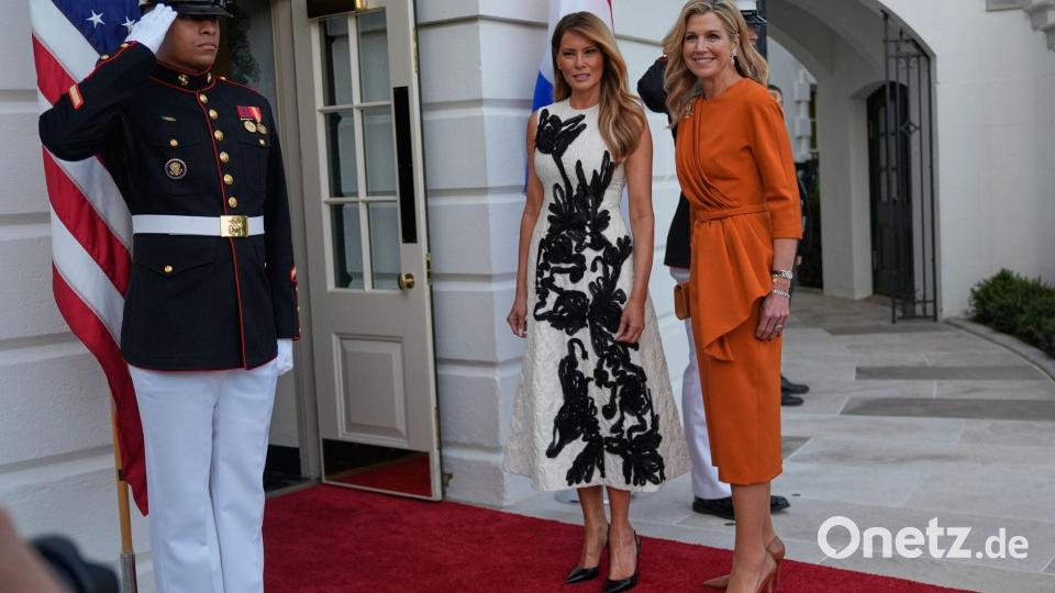 First Lady Melania Trump (l) und Königin Máxima der Niederlande betreten das Weiße Haus in Washington. Bild: Manuel Balce Ceneta/AP/dpa