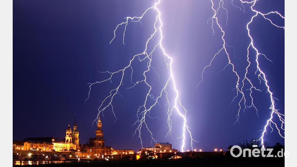 Auch wenn dieser Blitz über Dresden beeindruckend aussieht - die Stadt liegt im Ranking nur auf Platz 331. (Archivbild) Bild: Ralf Hirschberger/dpa-Zentralbild/dpa-tmn