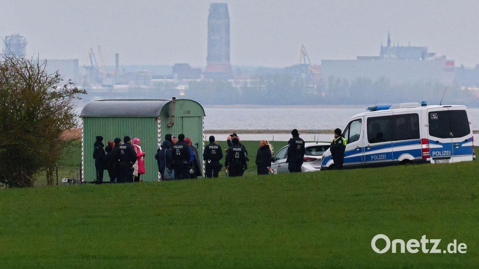 Am Montag waren Demonstranten in einen Sperrbereich rund um den Wal eingedrungen. Bild: Marcus Golejewski/dpa
