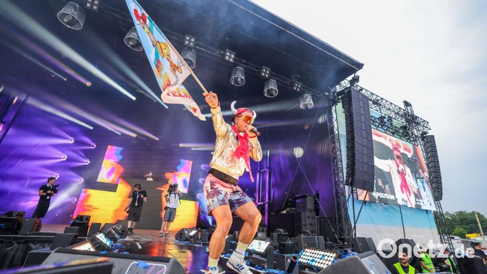 Mit Fahne und Hörner-Cap stampft Lorenz Büffel über die Partyschlager-Bühnen. Bild: Christoph Reichwein/dpa