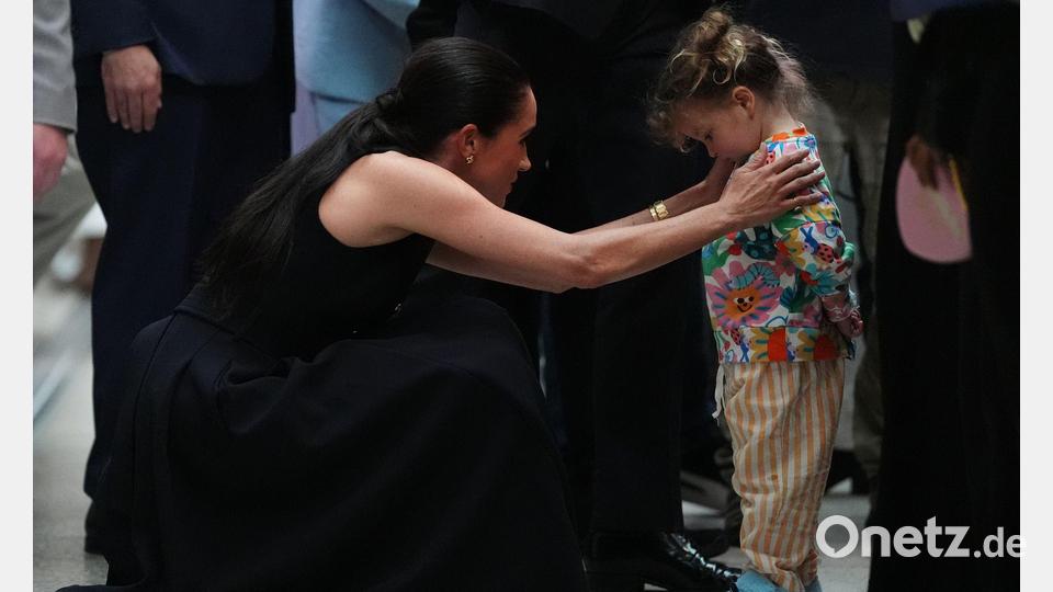 Herzogin Meghan und Prinz Harry teilten in einer Kinderklinik in Australien Umarmungen aus. Bild: Jonathan Brady/PA Wire Pool/dpa