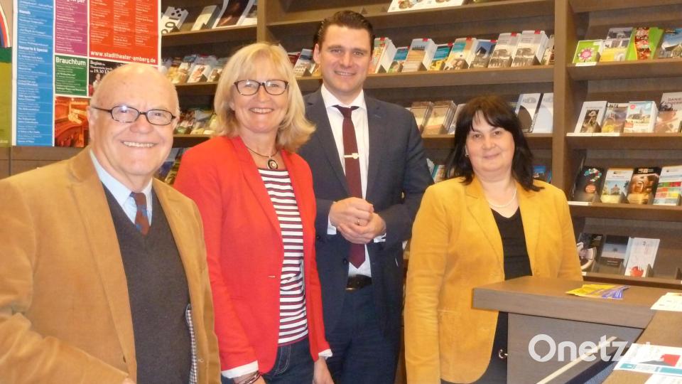 Zehn Jahre CeBB in 2016: Freude über eine positive Entwicklung bei den damaligen Verantwortlichen mit Geschäftsleiter Hans Eibauer (von links), Trägervereinsvorsitzenden Irene Träxler, Landrat Thomas Ebeling und Bürgermeisterin Birgit Höcherl. Archivbild: Portner