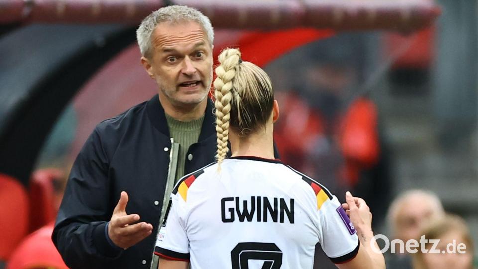 Im Dialog: Bundestrainer Christian Wück und DFB-Kapitänin Giulia Gwinn. Bild: Daniel Karmann/dpa