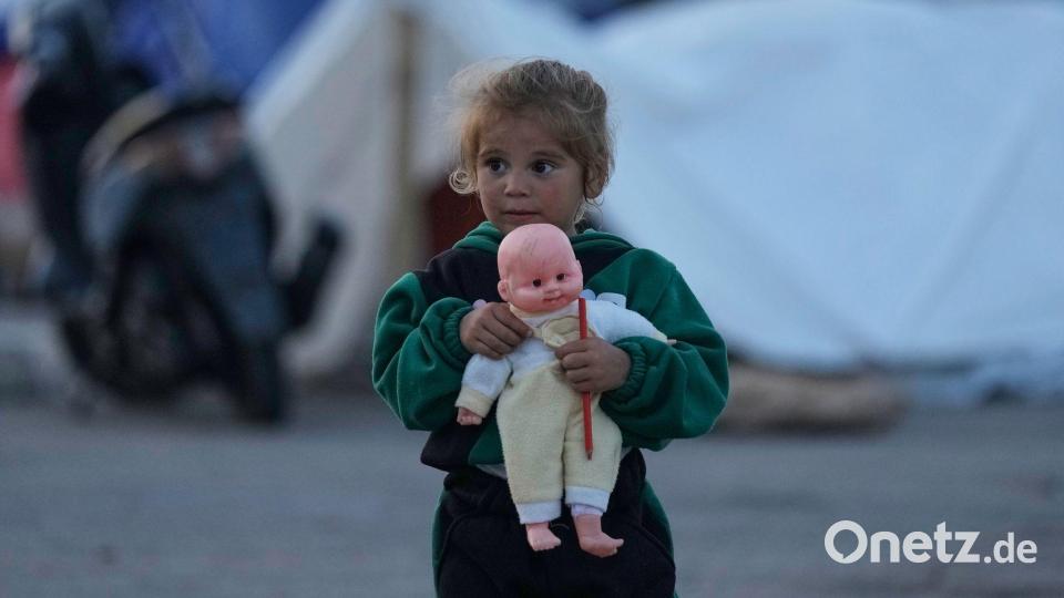 Ein kleines Mädchen, das nach israelischen Bombenangriffen mit seiner Familie in Beirut in einem Zelt untergekommen ist, hält eine Puppe. Bild: Bilal Hussein/AP/dpa