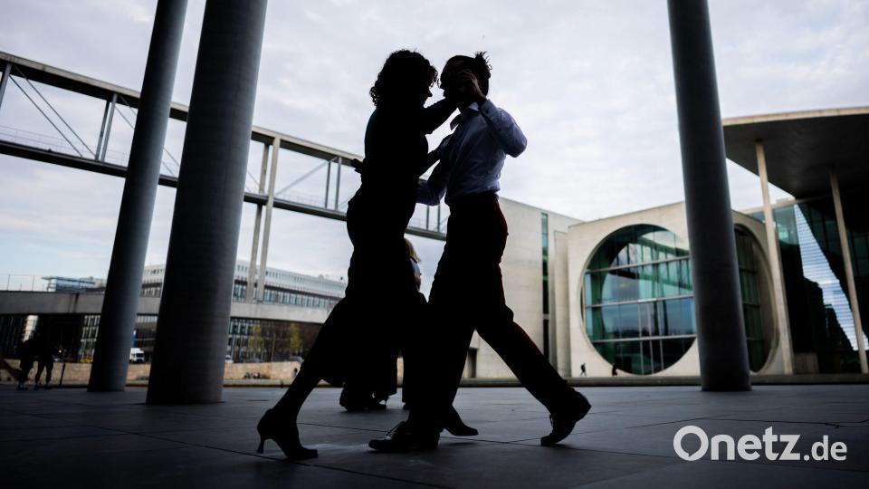 Ein Mann und eine Frau tanzen im Regierungsviertel in Berlin am Paul-Löbe-Haus des Deutschen Bundestages Tango. Bild: Christoph Soeder/dpa