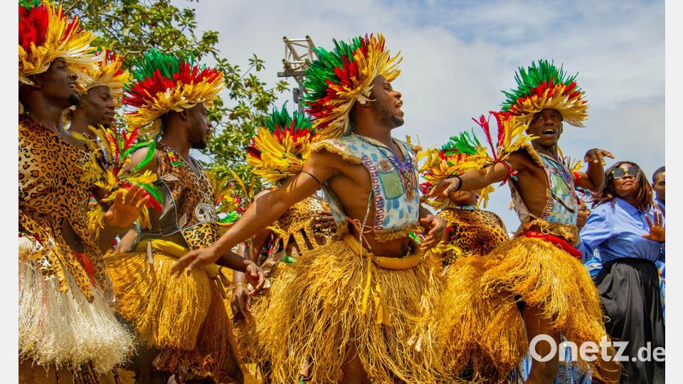 Tänzer warten auf die Ankunft von Papst Leo XIV. in Kamerun. Bild: Welba Yamo Pascal/AP/dpa