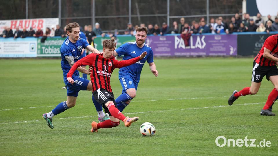 Johannes Gradl (Mitte) und der SC Luhe-Wildenau haben das Landesliga-Derby beim SV Etzenricht verdient mit 2:0. Bild: Jaeschke