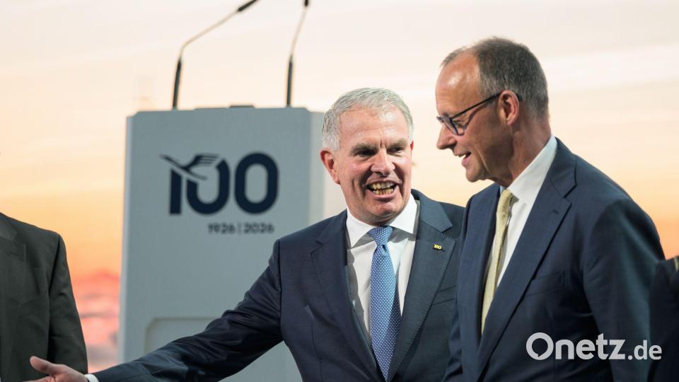 Carsten Spohr (links) und Kanzler Merz beim Jubiläum der Lufthansa Bild: Hannes P. Albert/dpa